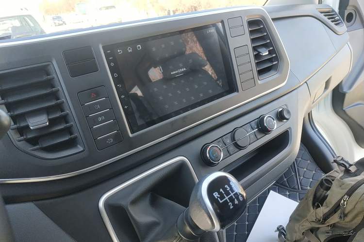 Used SAIC MAXUS Xintu V80 2025 PRO Aoyuntong 2.0T Manual Short Wheelbase Ultra-Low Roof 5/6-Seater
