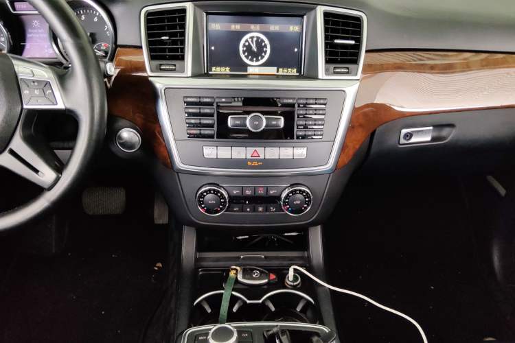 Used Mercedes-Benz M-Class 2015 ML 400 4MATIC Luxury Model Audio And AC Panel