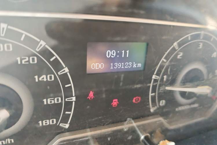 Used SAIC MAXUS Xintu V80 2018 2.5T 6-Speed Manual Aoyuntong Short Wheelbase Mid-Height 5-6 Seater Odometer Close Up