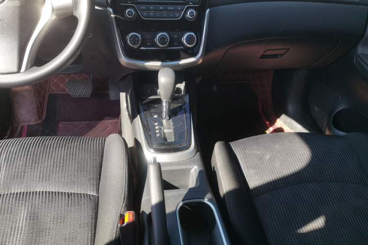Used Nissan Tiida 2021 1.6L CVT Cool Edition Gear Lever