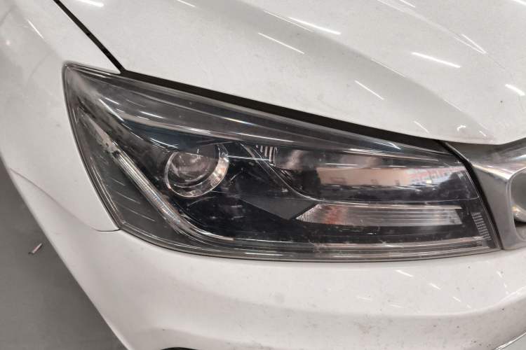 Used Geely Auto Emgrand 2019 Leading Edition 1.5L Manual Luxury Model China V Standard Right Front Headlight