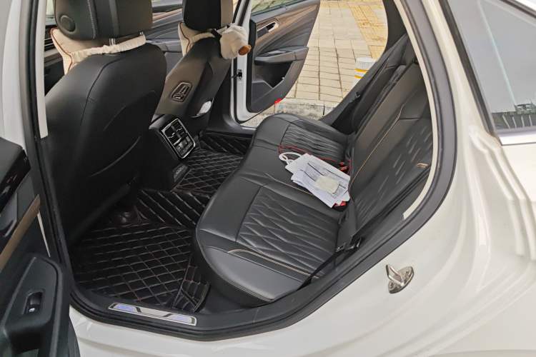 Used Volkswagen Passat New Energy 2020 430 PHEV Hybrid Luxury Edition China VI Standard Left Rear Seat