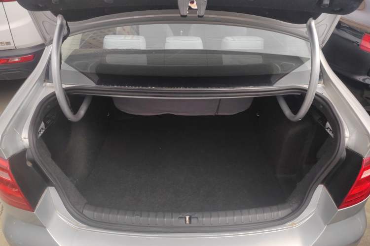 Used Volkswagen Bora 2014 1.6L Automatic Fashion Model Trunk