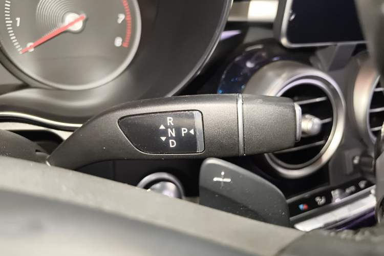 Used Mercedes-Benz GLC 2018 Facelift GLC 260 4MATIC Luxury Edition Gear Lever