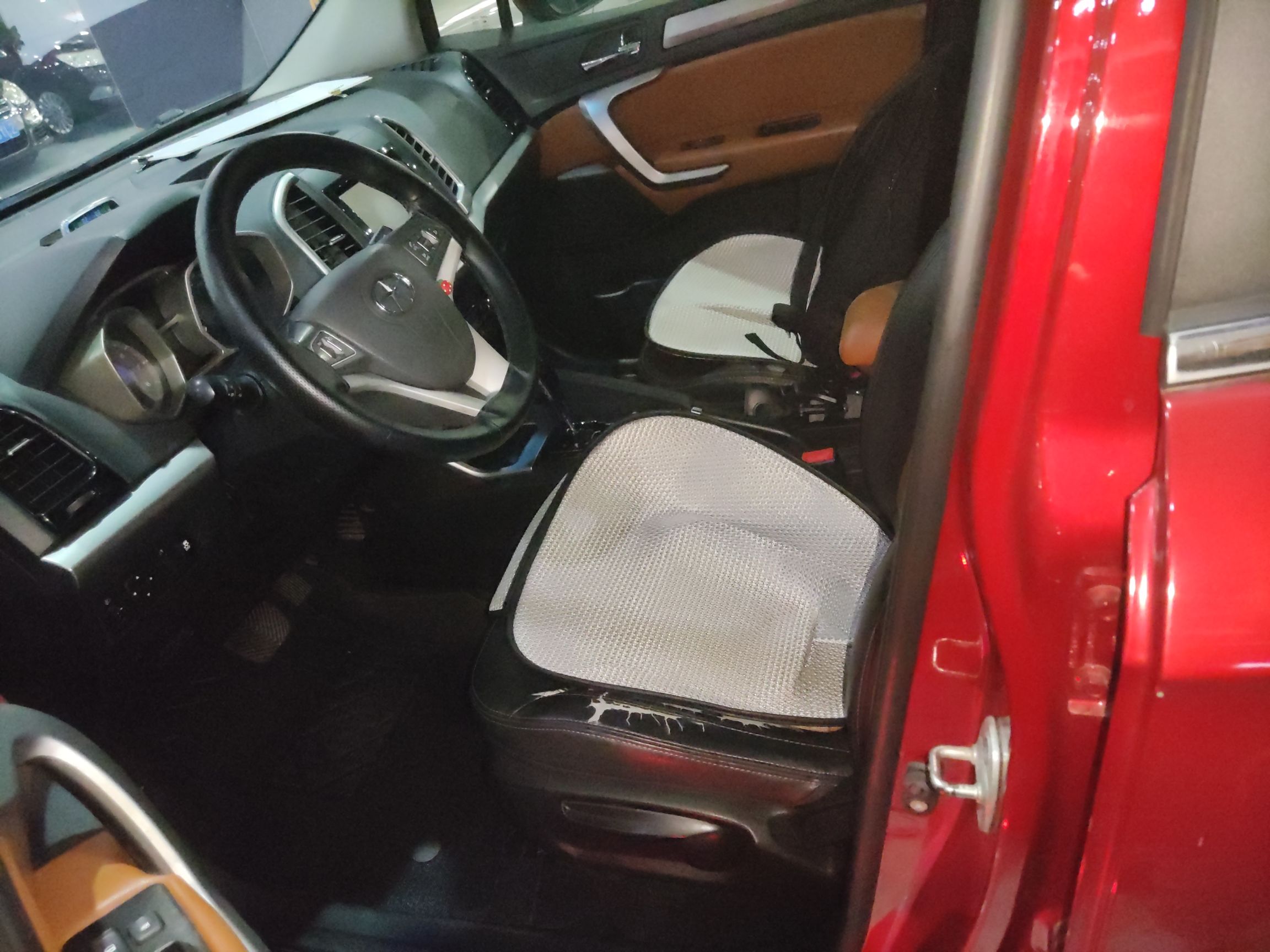 المقاعد الأمامية داخل السيارة