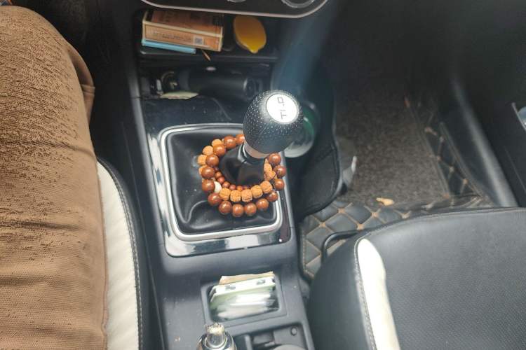 Used Mitsubishi Lancer EX 2016 1.8L Manual Black-and-White Retro Edition Gear Lever