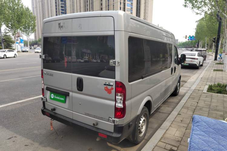 Used Dongfeng Yufeng 2023 V9+ 2.0T Manual Front-Wheel-Drive Multi-Function Mid-Roof Van with 7/8/9 Seats
