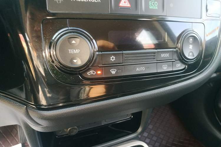 Used Mitsubishi Outlander 2021 Revised Version 2.0L Two-Wheel Drive Comfort Edition 5 Seats Audio And AC Panel