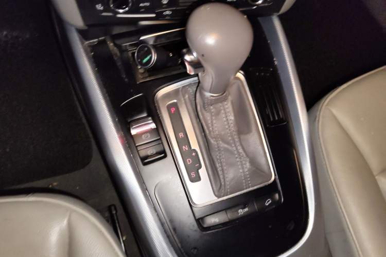 Used Audi Q5 2012 2.0TFSI Technology Model Gear Lever