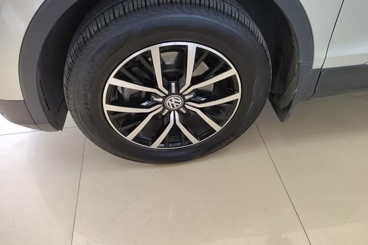 Used Volkswagen Tiguan L 2018 Facelift 330TSI Automatic Two-Wheel Drive Luxury Edition Exterior 4