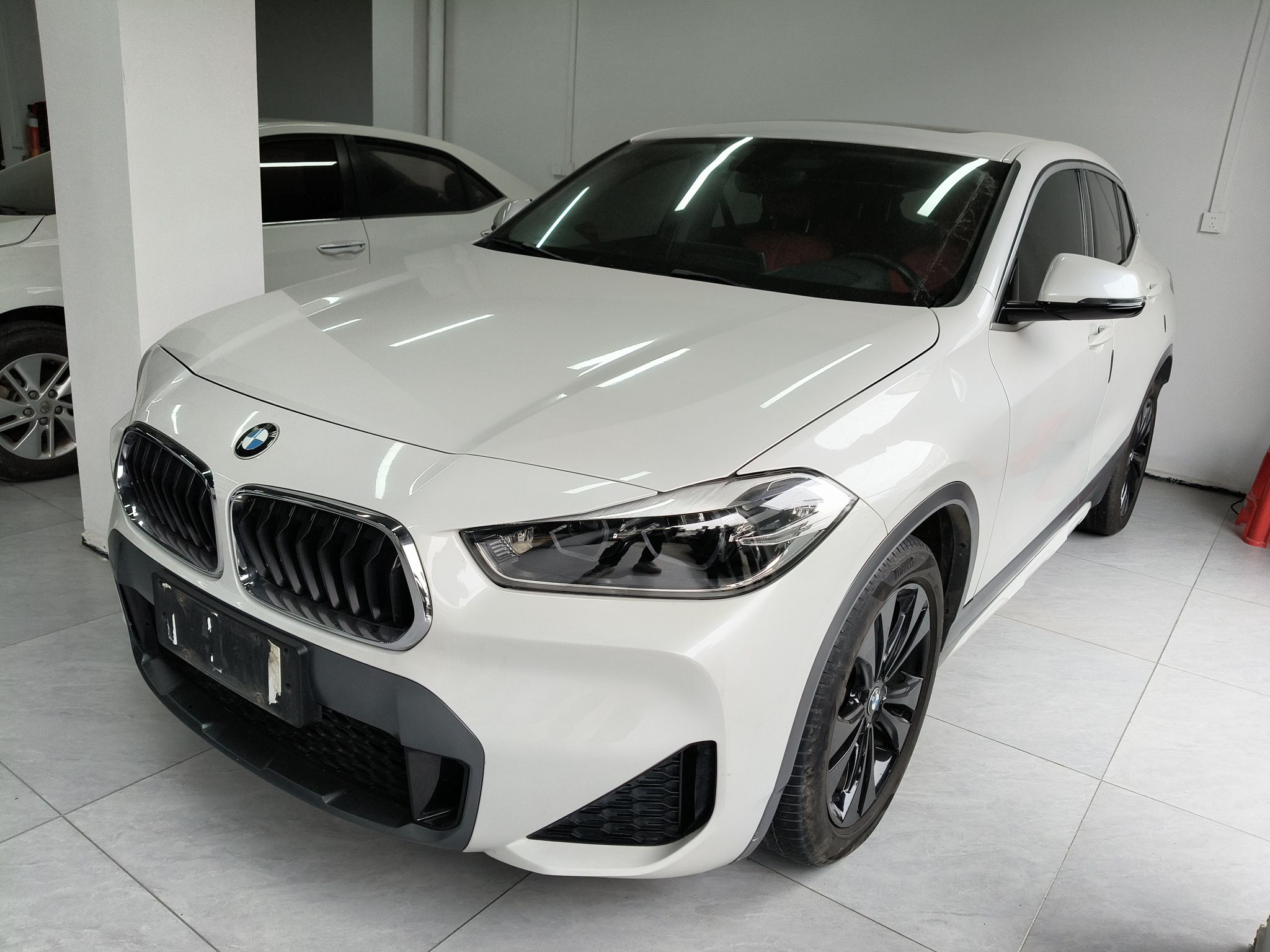 تحت مقدمة السيارة