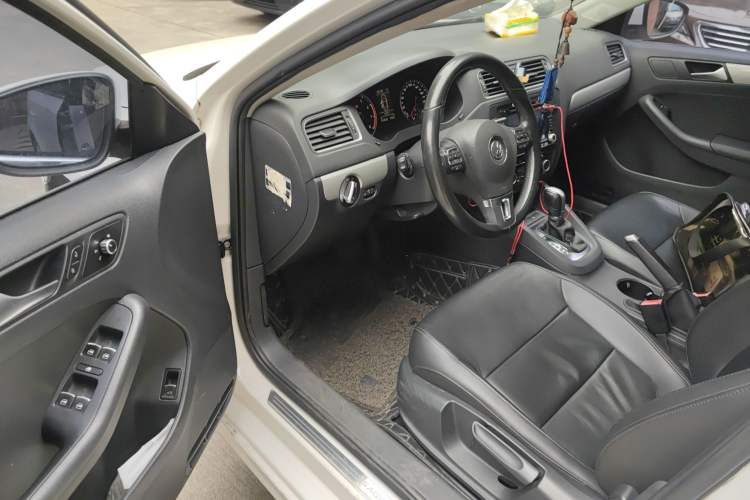 Used Volkswagen Sagitar 2014 Revised Version 1.4TSI Automatic Luxury Edition Driver Seat