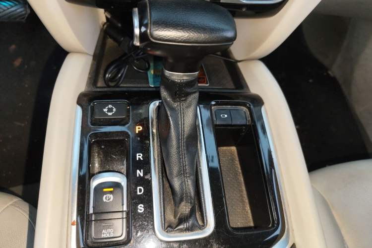 Used GAC Trumpchi GS8 2017 320T Two-Wheel Drive Luxury Smart Connectivity Version (7 Seats) Gear Lever