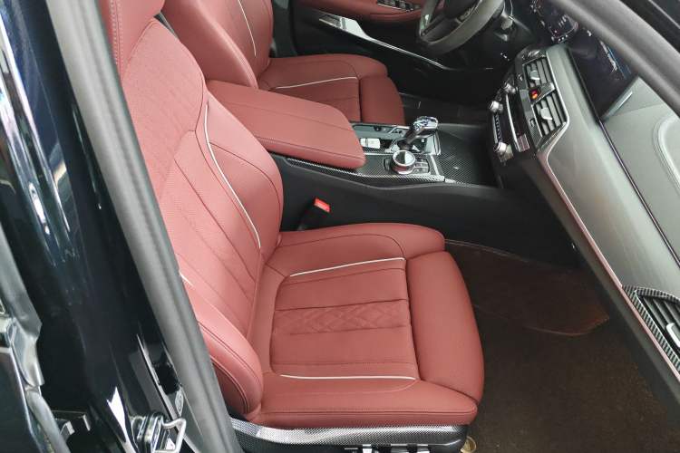 Used BMW 5 Series 2023 530Li Luxury Edition M Sport Package Right Front Seat