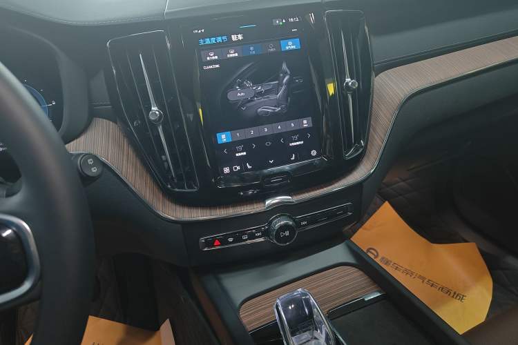 Used Volvo XC60 New Energy 2025 Plug-in Hybrid Long-Range All-Wheel Drive Smart & Luxurious Edition
