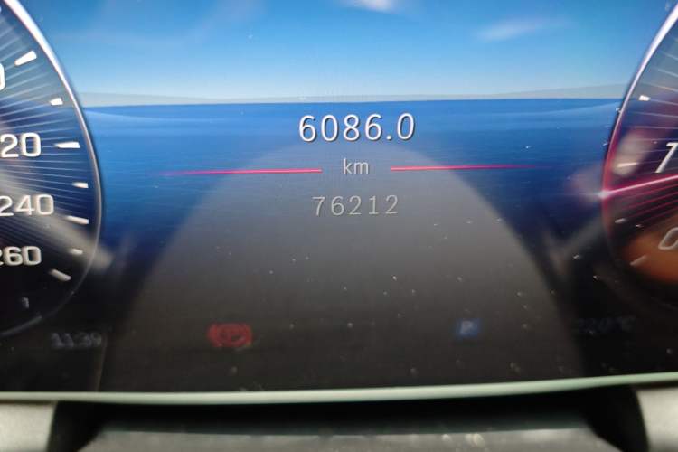 Used Mercedes-Benz GLC 2024 GLC 260 L 4MATIC Dynamic Edition 5-seater Odometer Close Up