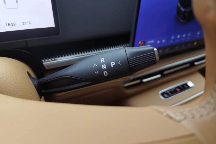 Used VOYAH Dream 2025 PHEV Four-Wheel-Drive Flagship Kunpeng Edition Gear Lever