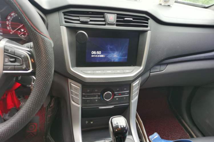 Used SAIC MAXUS T60 2017 2.8T Diesel Manual Two-Wheel Drive High-Ride Comfort Plus Long-Body Emission Standard V
