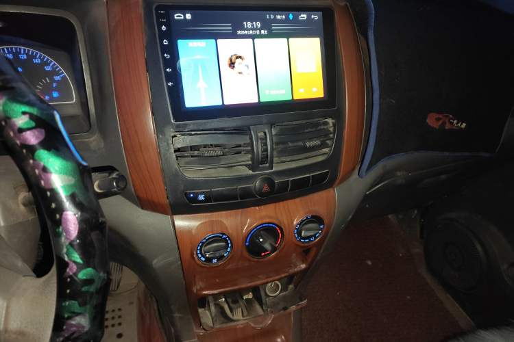 Used Dongfeng Shuaike 2011 1.5L Manual Standard Model 7 Seats China IV Standard Audio And AC Panel