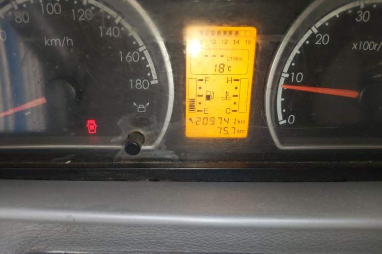 Used Dongfeng Yufeng 2015 2.5T Lingyun Edition Box Truck comes standard with the short-wheelbase mid-roof ZD25 model. Odometer Close Up