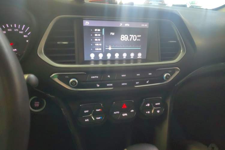 Used GAC Trumpchi GS4 2017 235T Automatic Two-Wheel Drive Luxury Smart Connectivity Version Audio And AC Panel