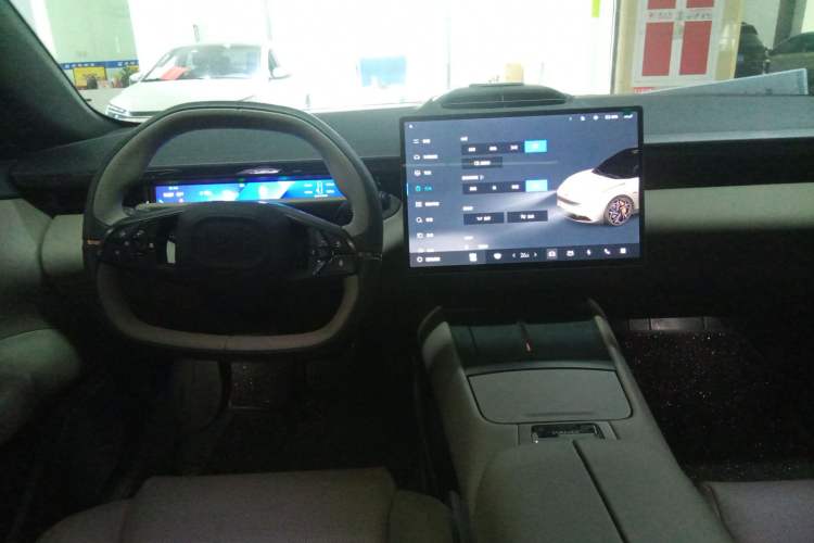 Used Lynk & Co Z10 2025 71 kWh 602 km Range Rear-Wheel Drive Pro
