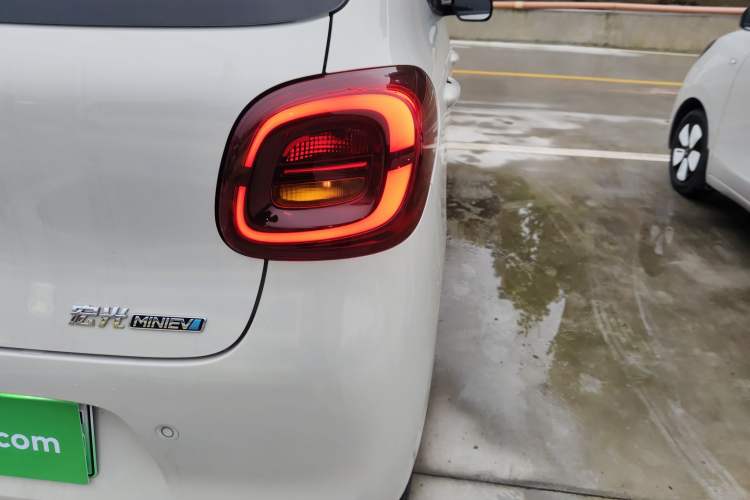 Used Wuling Hongguang MINIEV 2025 Four-Door Version Zhenxiang+ Edition Right Rear Taillight