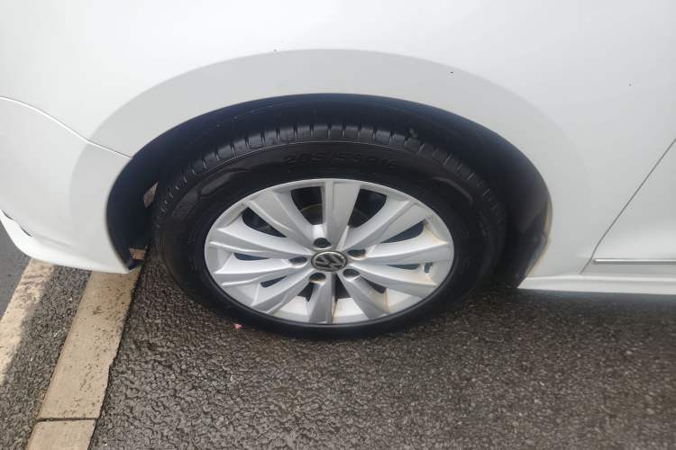 Used Volkswagen Sagitar 2015 1.6L Manual Comfort Model Left Front Wheel Hub