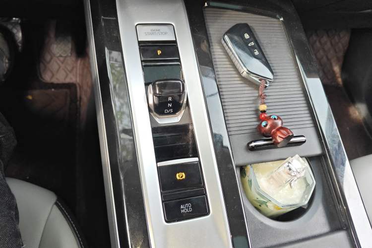 Used Volkswagen Tavendor 2024 330TSI Luxury Touring - All-Inclusive Edition Gear Lever