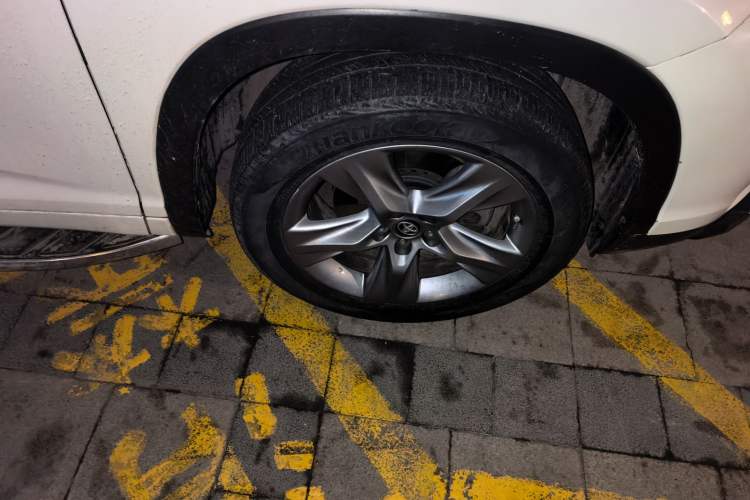 Used Toyota Highlander 2018 2.0T Four-Wheel Drive Luxury Edition 7 Seats China V Emission Standard