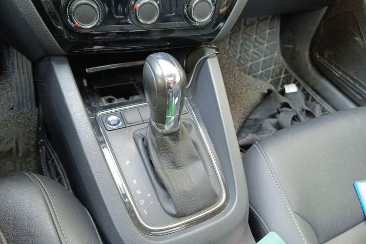 Used Volkswagen Sagitar 2018 1.6L Automatic Comfort Model Gear Lever