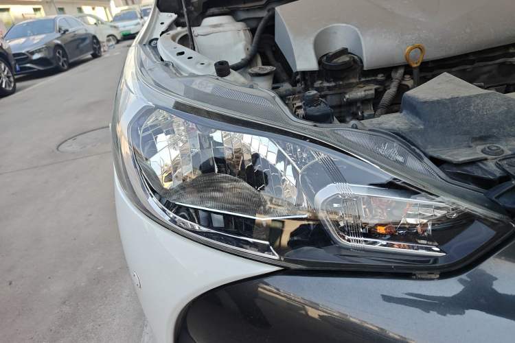 Used Toyota YARiS L Zhi Xuan 2017 1.5G CVT JingSu Model with Upgraded Sunroof Right Front Headlight