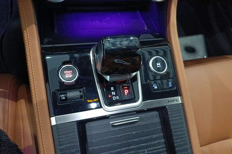 Used Jaguar XFL 2024 2.0T P300 Four-Wheel Drive Flagship Sport Gold Edition
