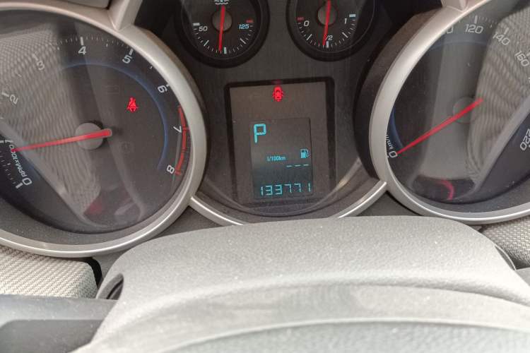 Used Chevrolet Cruze 2013 1.6L SE AT Odometer Close Up