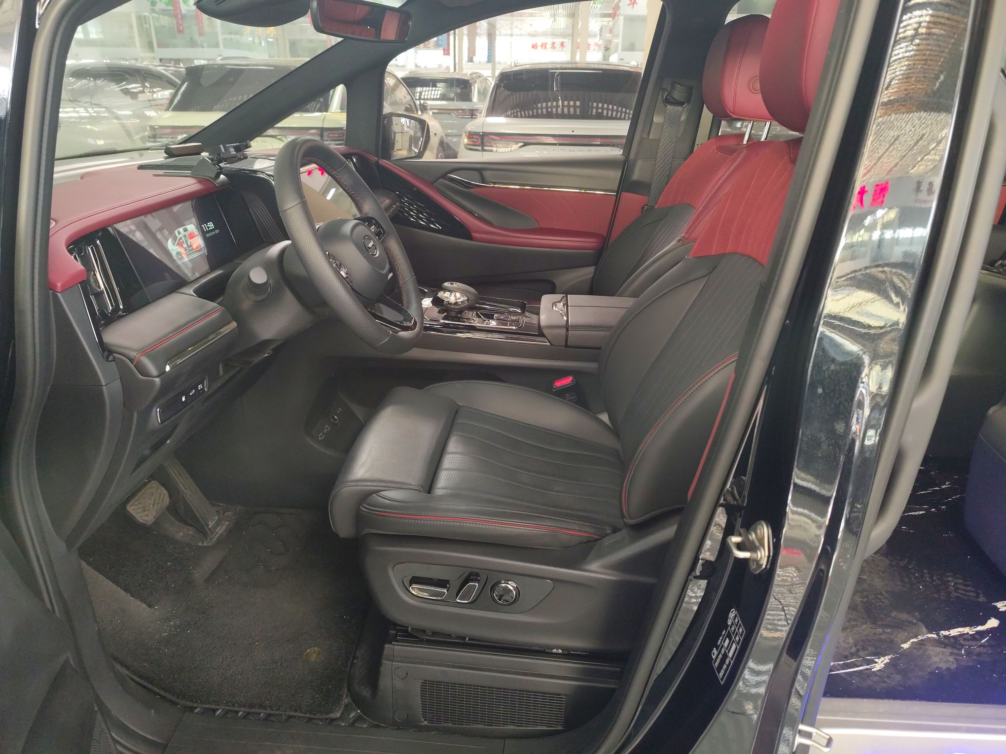 المقاعد الأمامية داخل السيارة