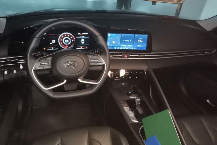 Used Hyundai Elantra 2022 1.5L CVT LUX Prestige Edition
