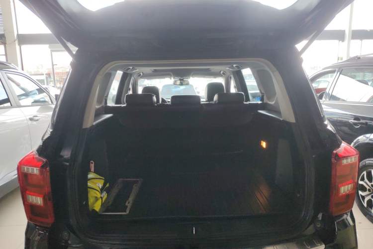 Used GAC Trumpchi GS7 2017 320T Two-Wheel-Drive Luxury Model Trunk