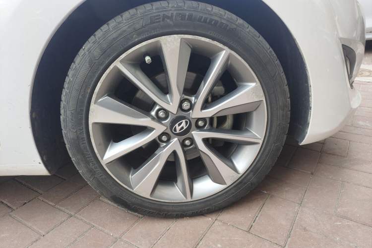 Used Hyundai Elantra (5th Generation / Langdong) 2015 1.6L Automatic Leading Model Right Front Wheel Hub