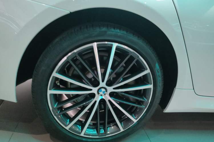 Used BMW 5 Series 2022 Second Facelift 530Li Leading Edition M Sport Package Right Rear Wheel Hub