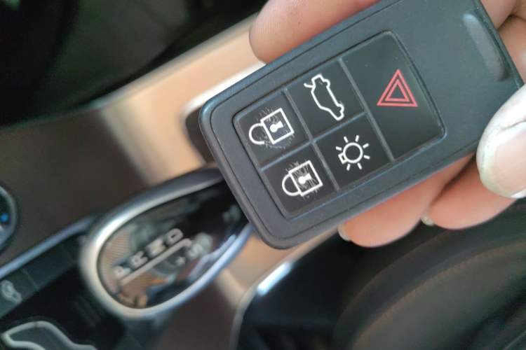 Used Volvo V40 2014 Cross Country 2.0T Zhiyi Edition
