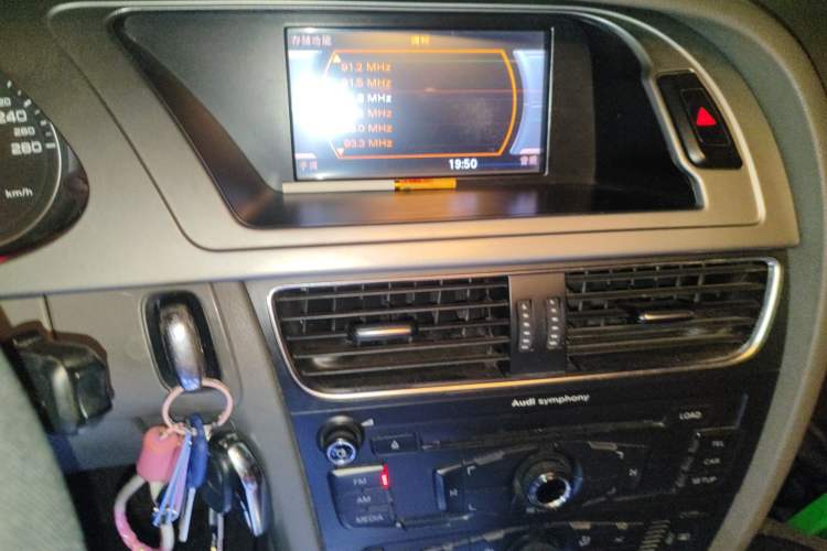 Used Audi A4L 2012 2.0 TFSI automatic standard version Audio And AC Panel