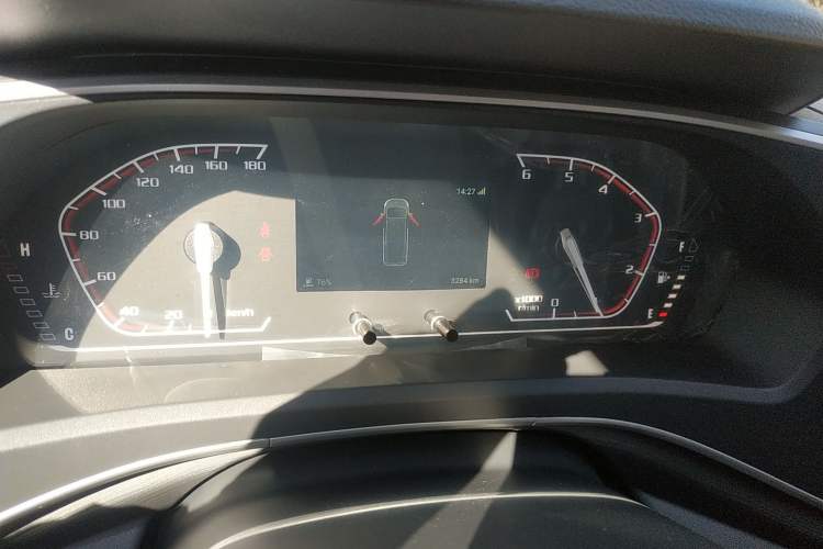 Used SAIC MAXUS Xintu V80 2025 PRO Aoyuntong 2.0T Manual Short Wheelbase Ultra-Low Roof 5/6-Seater
