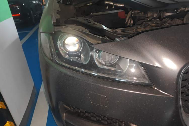 Used Jaguar F-PACE 2018 2.0T Four-Wheel Drive Urban Luxury Edition Right Front Headlight