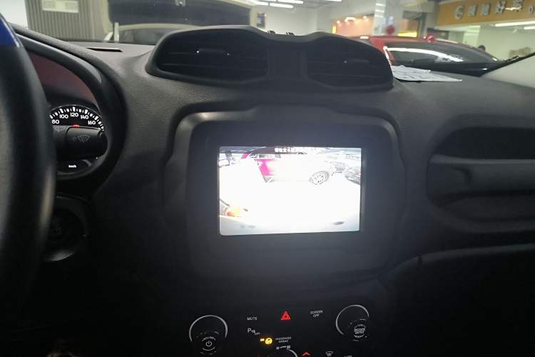 Used Jeep Renegade 2018 Connected Large Screen Version 180T Automatic Smart Version Audio And AC Panel