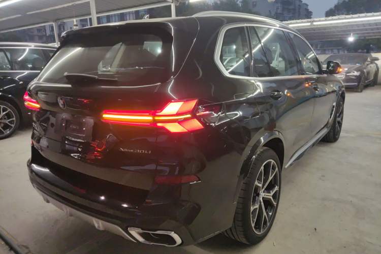 Used BMW X5 2023 xDrive 30Li Luxury M Sport Package Exterior 5