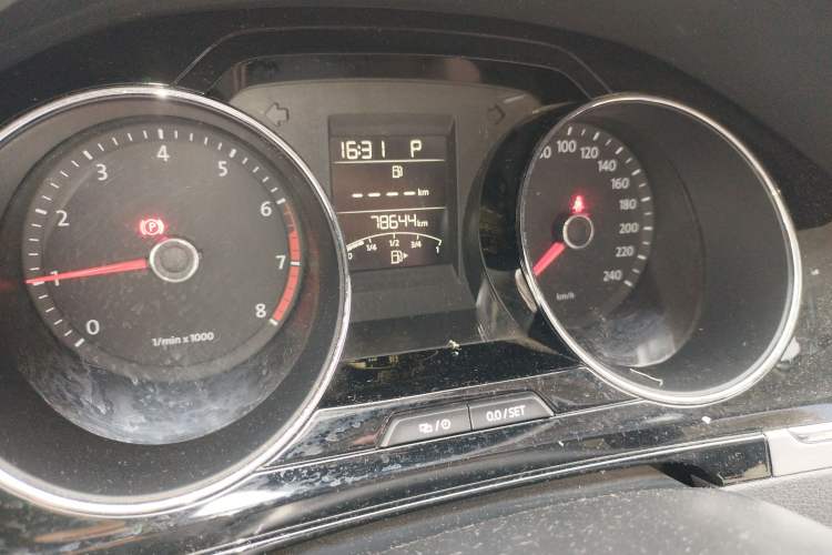 Used Volkswagen Bora 2014 1.6L Automatic Comfort Model Odometer Close Up