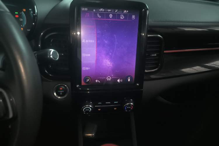 Used Chery QQ Little Ant 2022 Restyled Version Sweet Pink Edition Half-Sugar Version 30.6 kWh 30 kW 301 km Audio And AC Panel