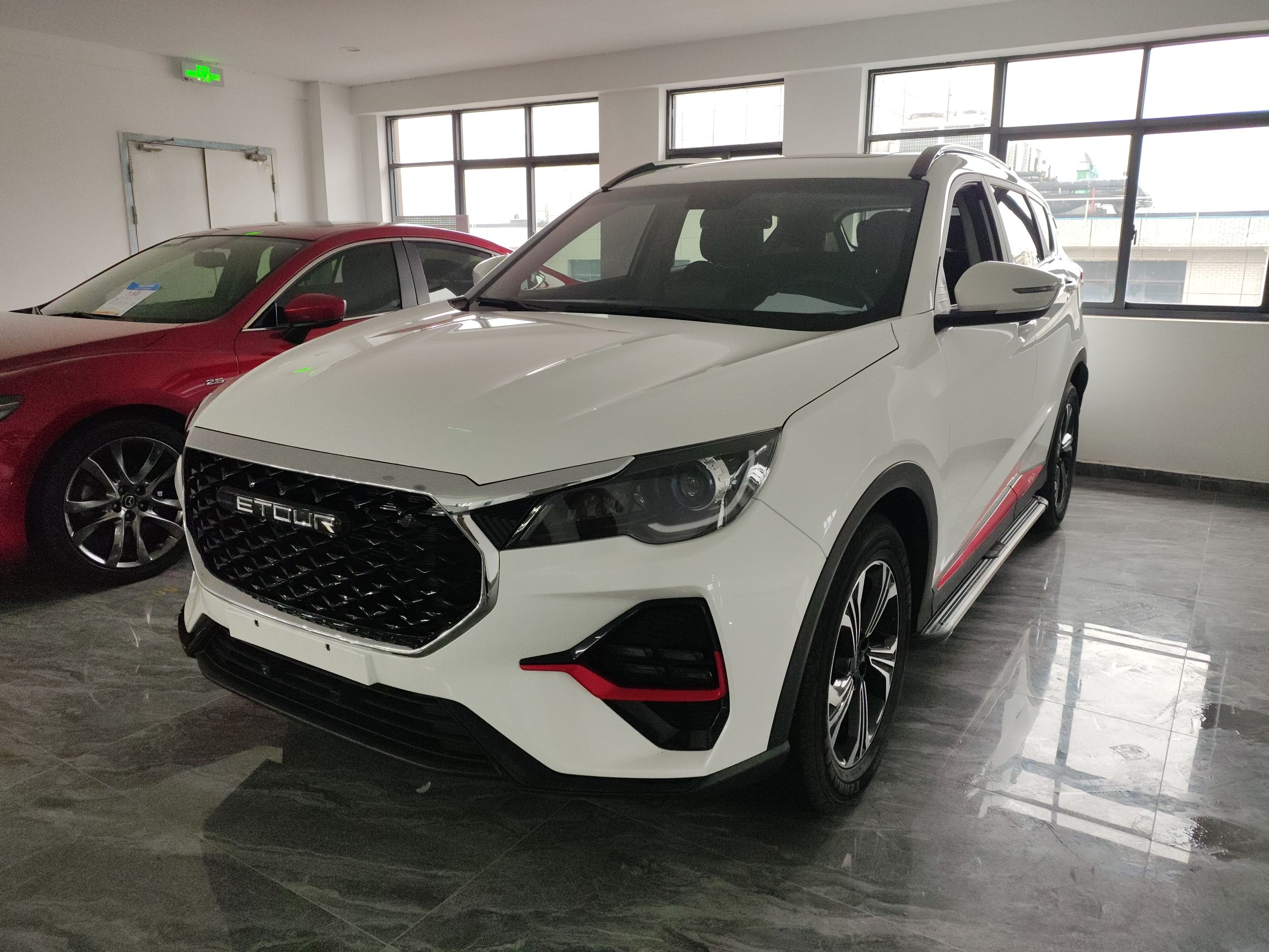 تحت مقدمة السيارة