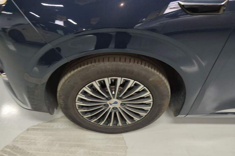 Used Denza D9 2025 DM-i Intelligent Drive 1020 Four-Wheel Drive Flagship Model