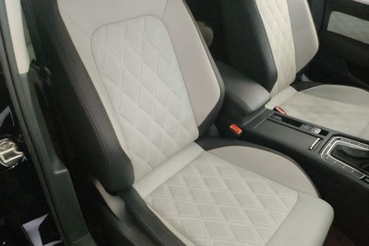 Used Volkswagen Magotan 2023 2 Million Units Commemorative Edition 330TSI DSG Luxury Version Right Front Seat